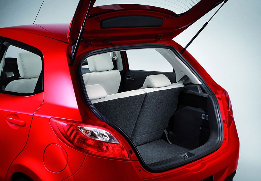 两厢马自达2后备厢