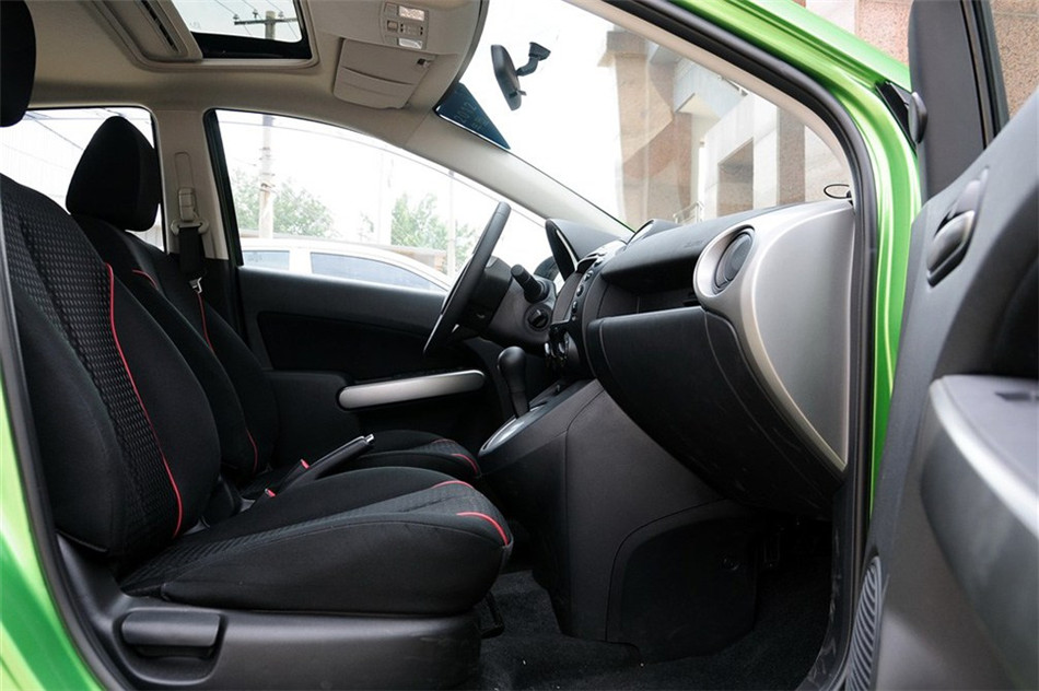 2012款 两厢炫动 1.5L 自动豪华版 空间