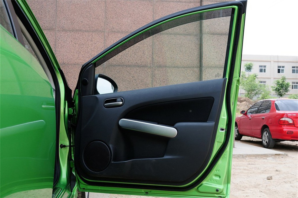 2012款 两厢炫动 1.5L 自动豪华版 空间