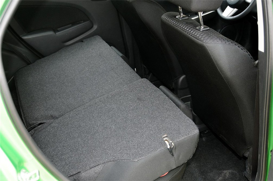 2012款 两厢炫动 1.5L 自动豪华版 空间