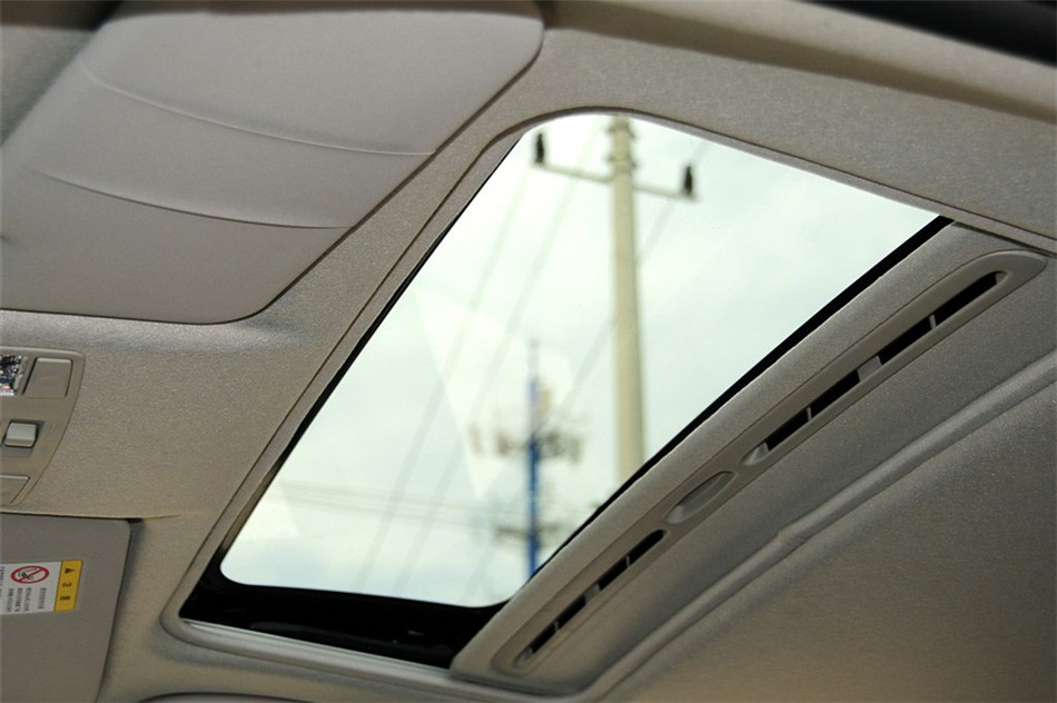 2012款 两厢炫动 1.5L 自动豪华版 空间