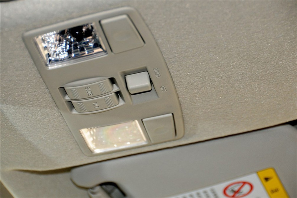 2012款 两厢炫动 1.5L 自动豪华版 空间