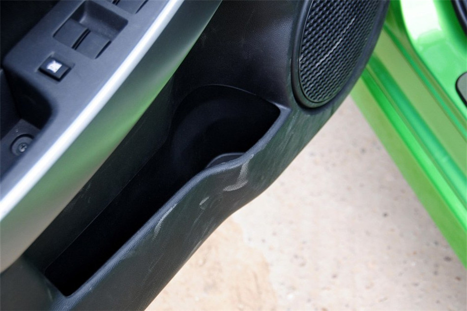 2012款 两厢炫动 1.5L 自动豪华版 空间