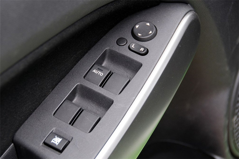 2012款 两厢炫动 1.5L 自动豪华版 空间