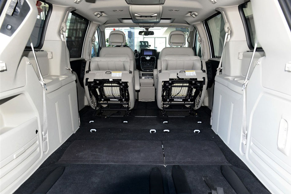 2014款 3.6L 舒适版 座椅空间