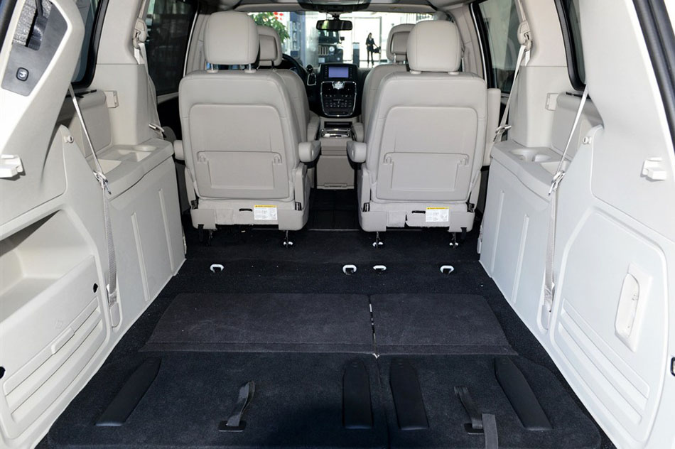 2014款 3.6L 舒适版 座椅空间