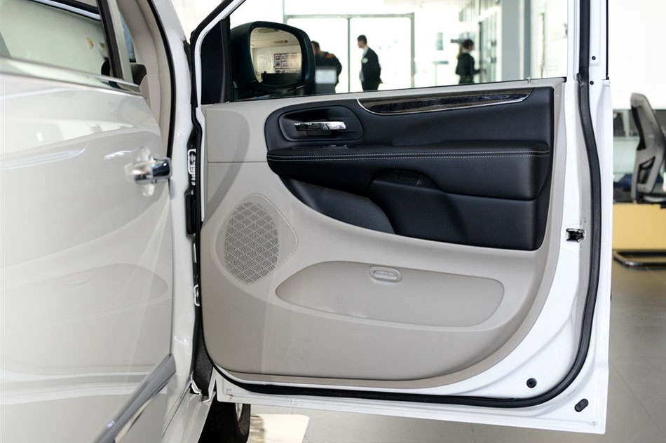 2014款 3.6L 舒适版 座椅空间