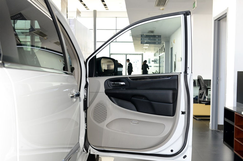 2014款 3.6L 舒适版 座椅空间