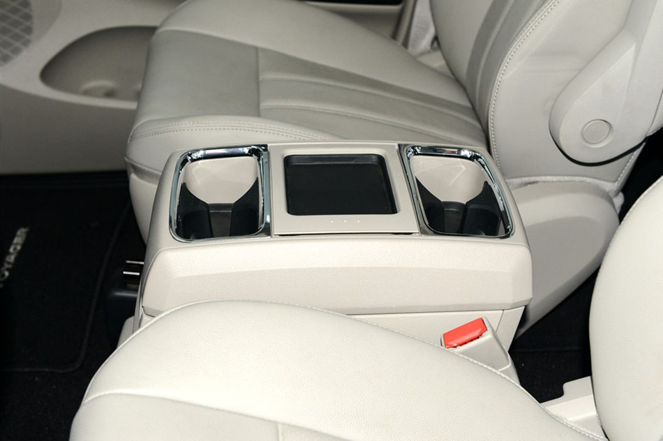 2014款 3.6L 舒适版 座椅空间