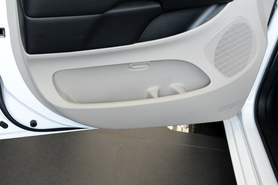 2014款 3.6L 舒适版 座椅空间