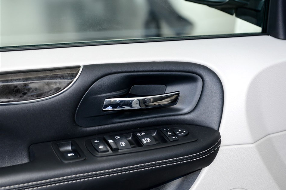 2014款 3.6L 舒适版 座椅空间