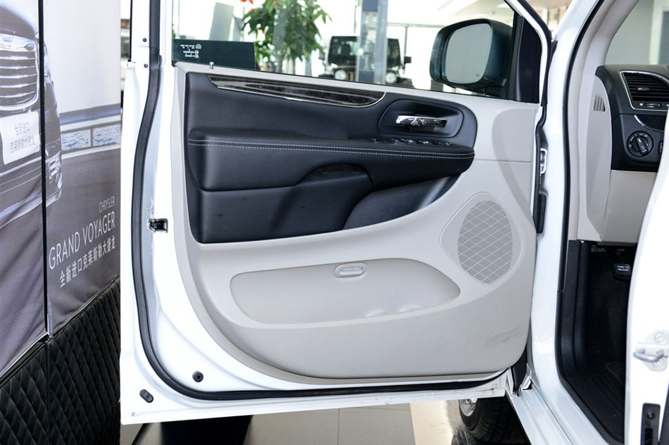 2014款 3.6L 舒适版 座椅空间