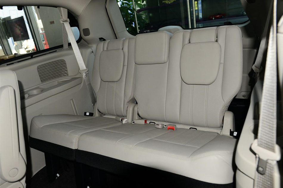 2014款 3.6L 舒适版 座椅空间