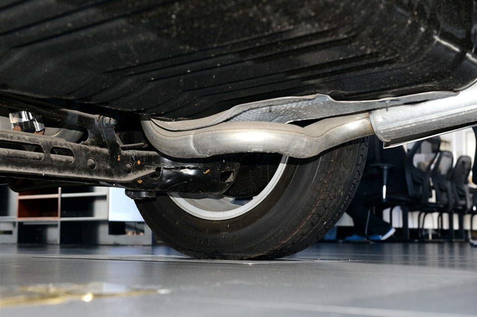 2014款 3.6L 舒适版 引擎底盘