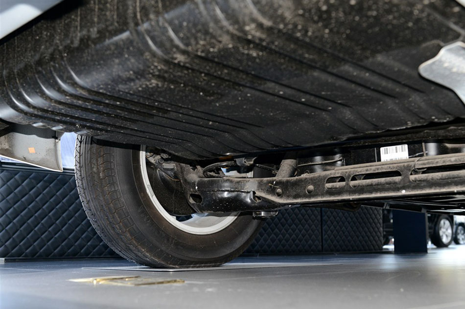 2014款 3.6L 舒适版 引擎底盘