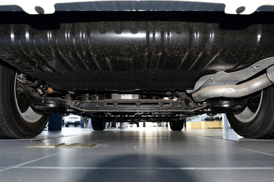 2014款 3.6L 舒适版 引擎底盘