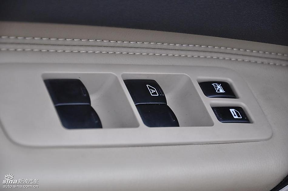 逍客2.0四驱自动实拍图