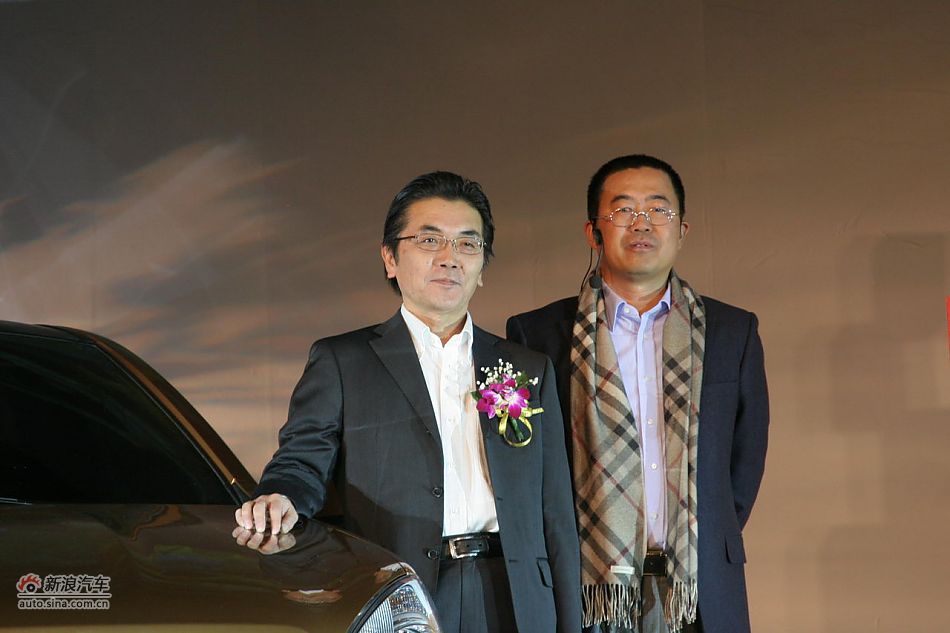 领导和新逍客合影