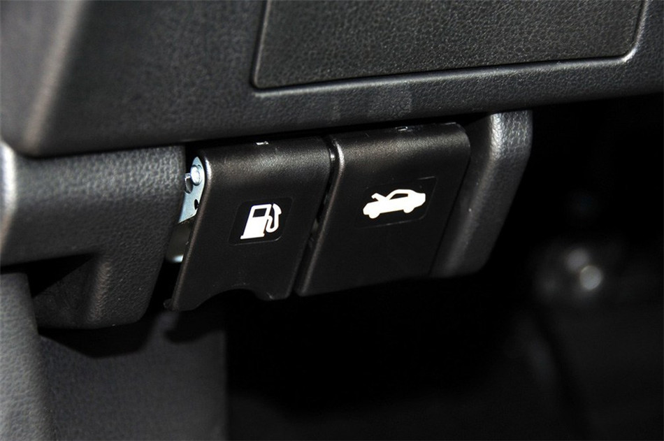 2012款 2.0L 两驱 CVT XV雷 内饰