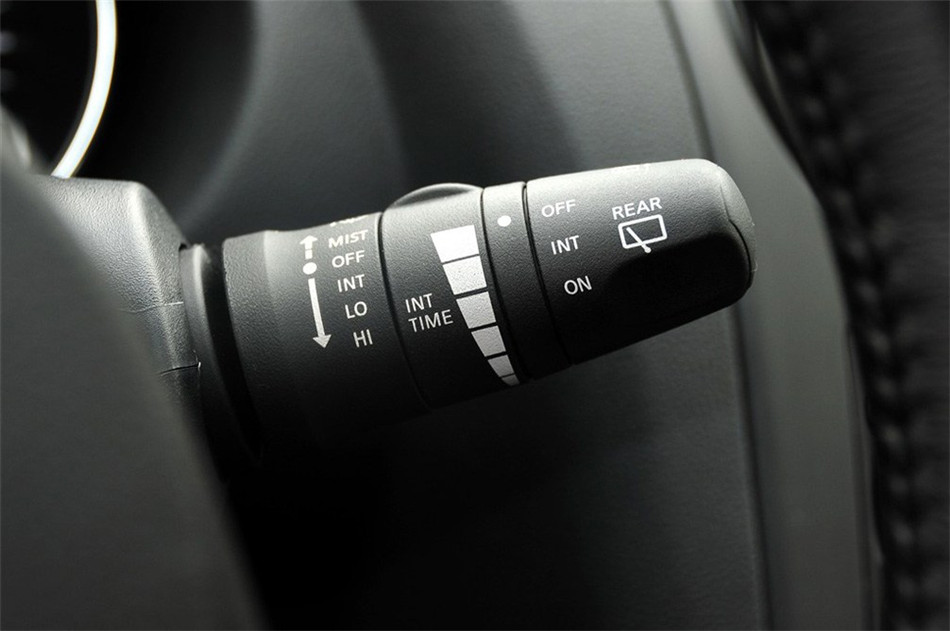 2012款 2.0L 两驱 CVT XV雷 内饰