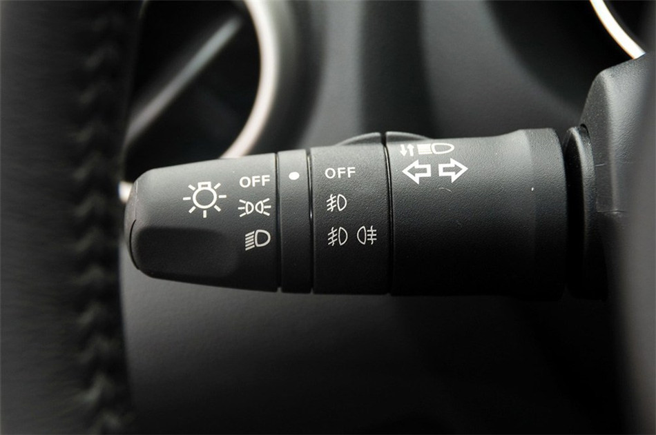 2012款 2.0L 两驱 CVT XV雷 内饰