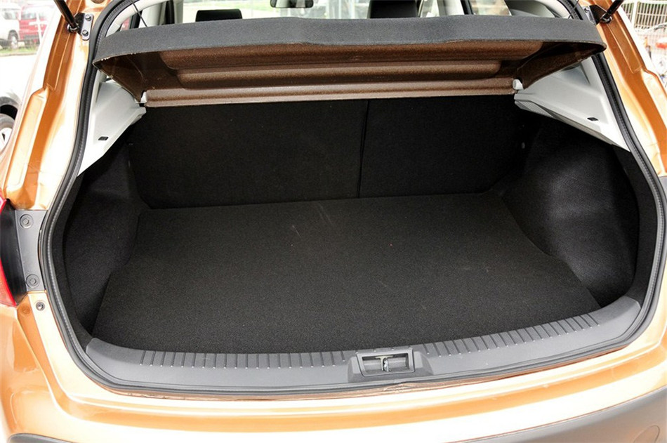 2012款 2.0L 两驱 CVT XV雷 座椅空间