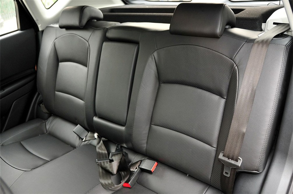 2012款 2.0L 两驱 CVT XV雷 座椅空间