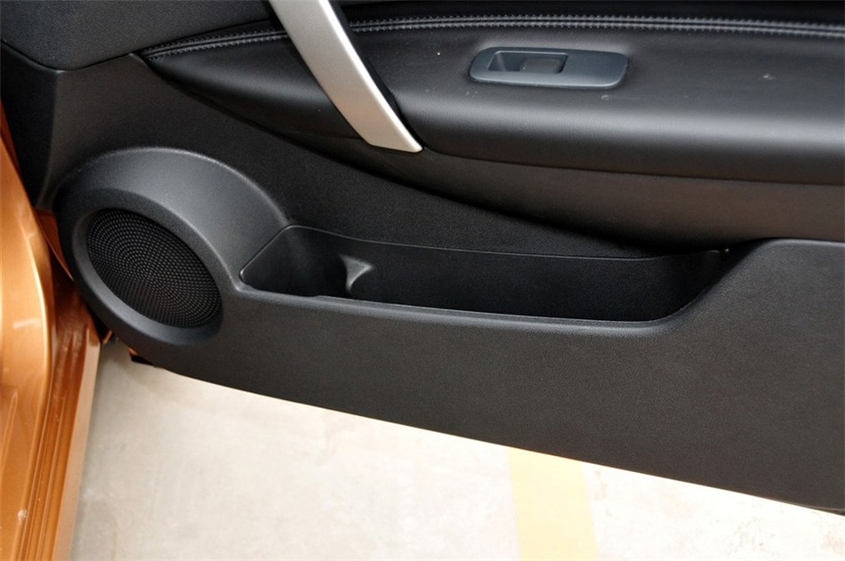 2012款 2.0L 两驱 CVT XV雷 座椅空间