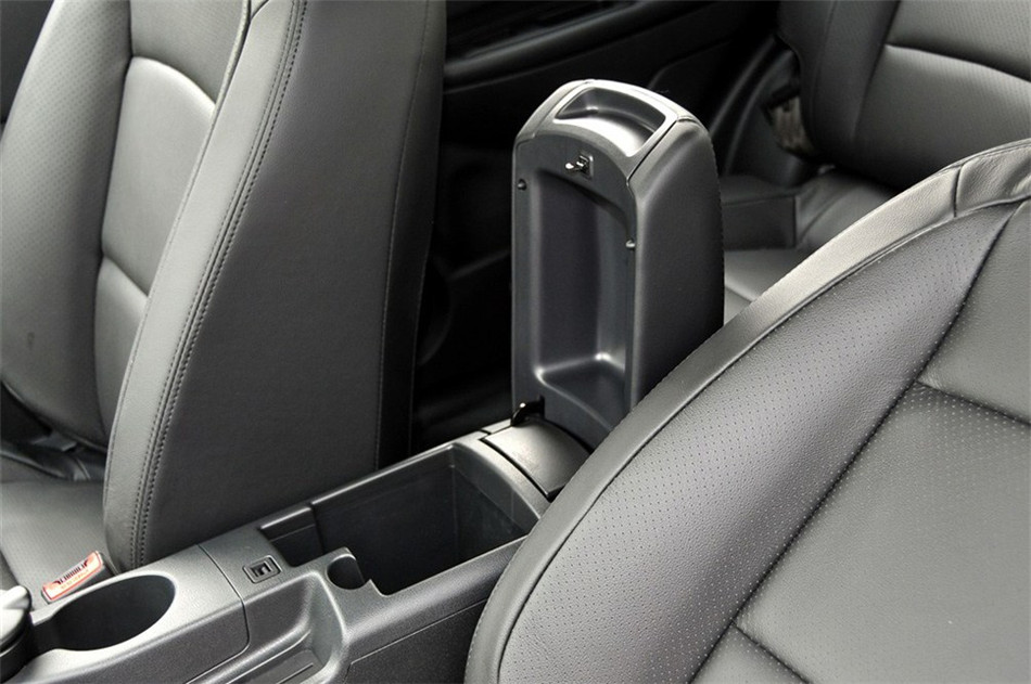 2012款 2.0L 两驱 CVT XV雷 座椅空间