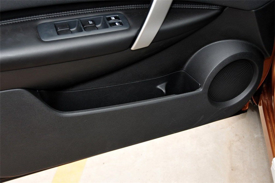 2012款 2.0L 两驱 CVT XV雷 座椅空间