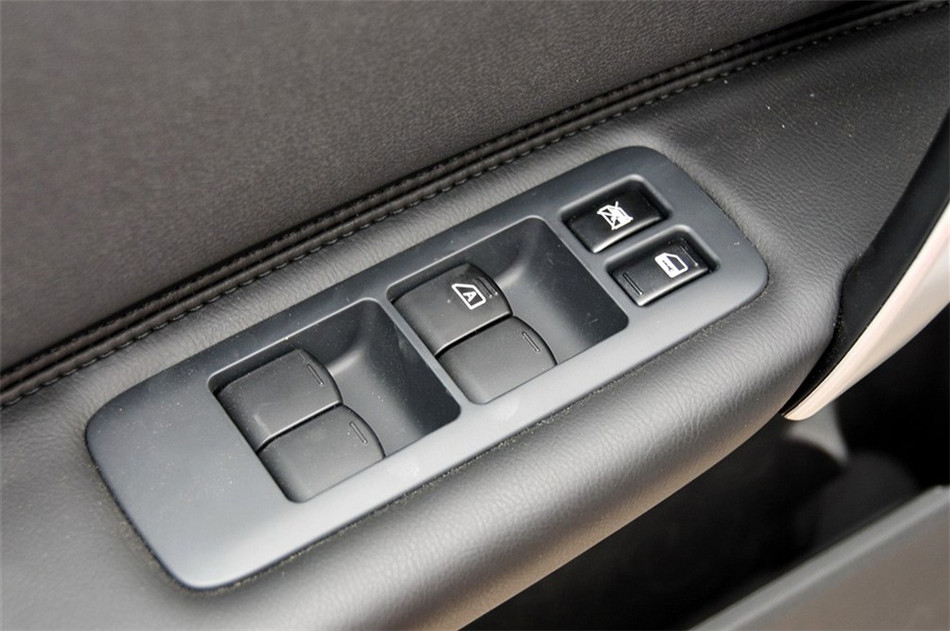 2012款 2.0L 两驱 CVT XV雷 座椅空间