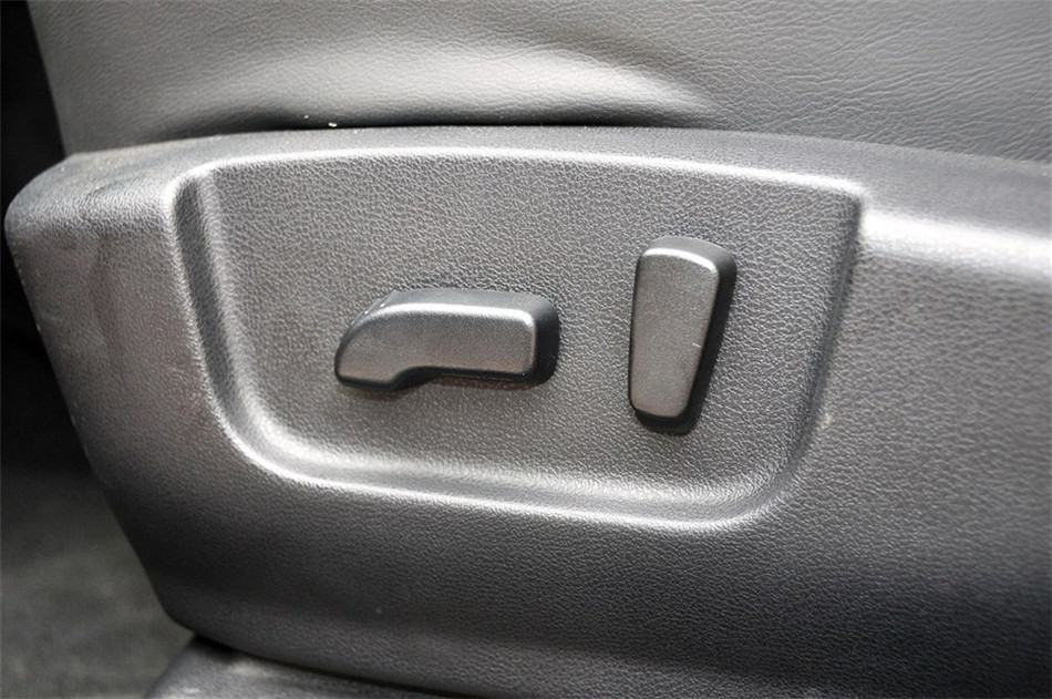 2012款 2.0L 两驱 CVT XV雷 座椅空间