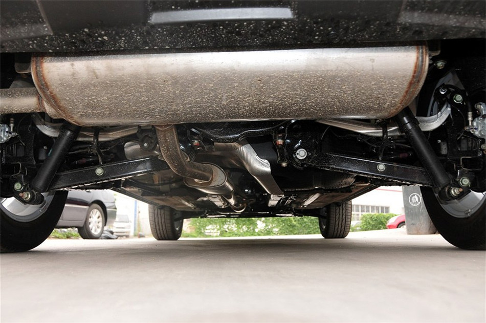 2012款 2.0L 两驱 CVT XV雷 引擎底盘