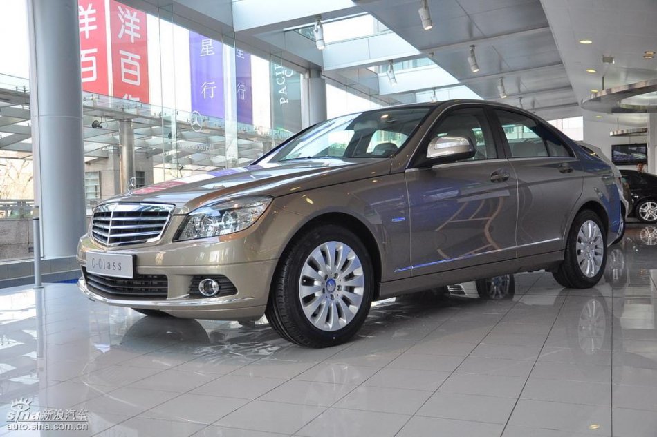 全新奔驰C级店内实拍图