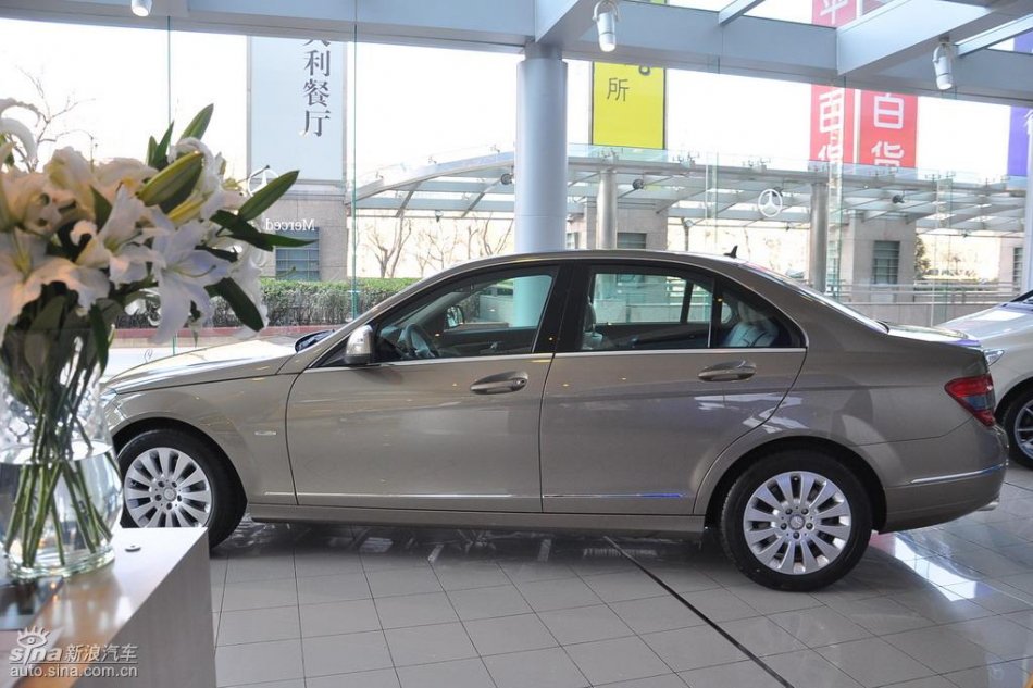 全新奔驰C级店内实拍图