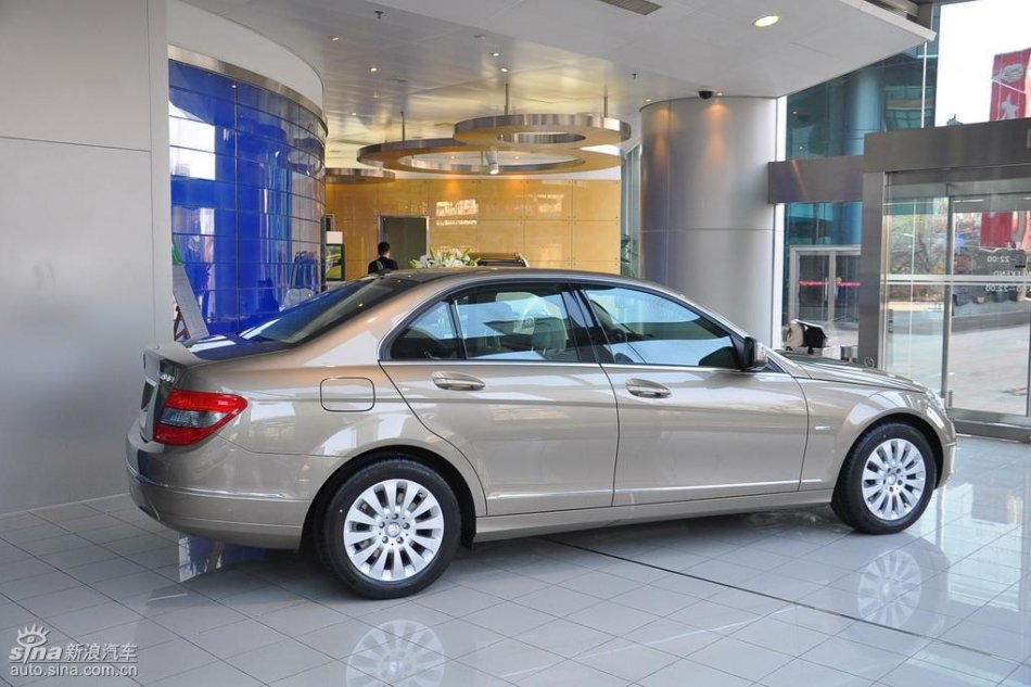 全新奔驰C级店内实拍图