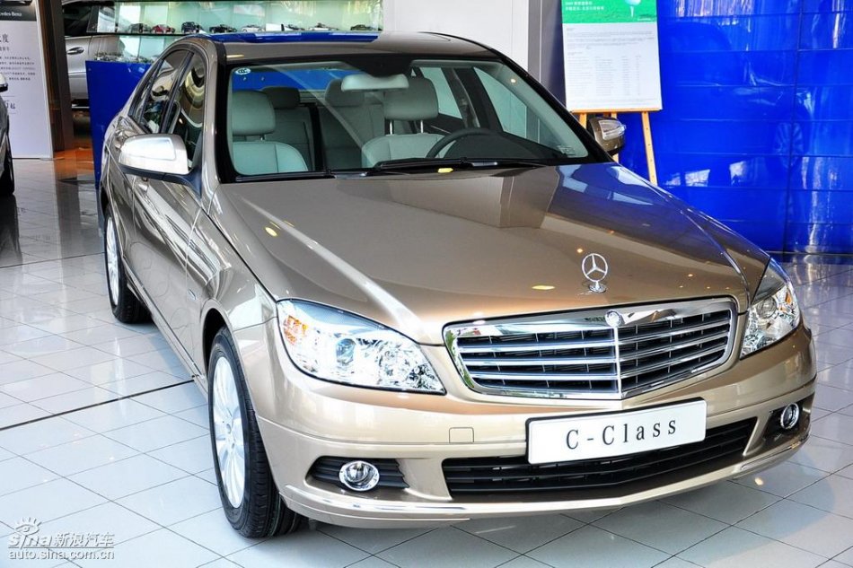 全新奔驰C级店内实拍图