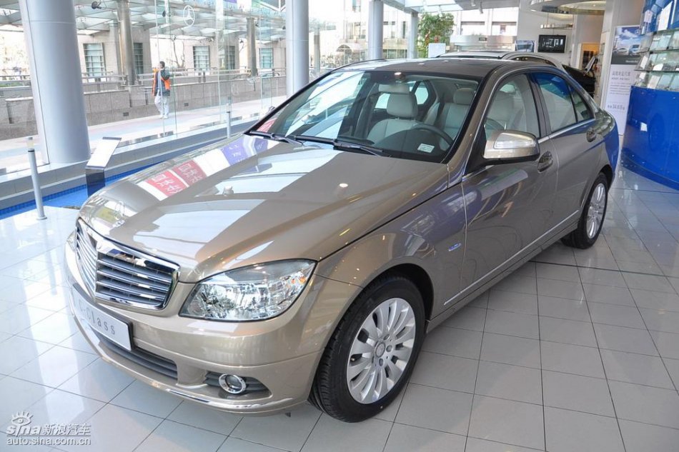 全新奔驰C级店内实拍图