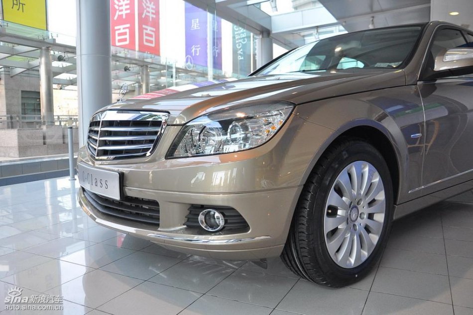 全新奔驰C级店内实拍图