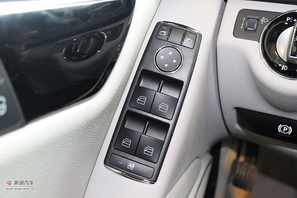 奔驰C180K经典型内饰