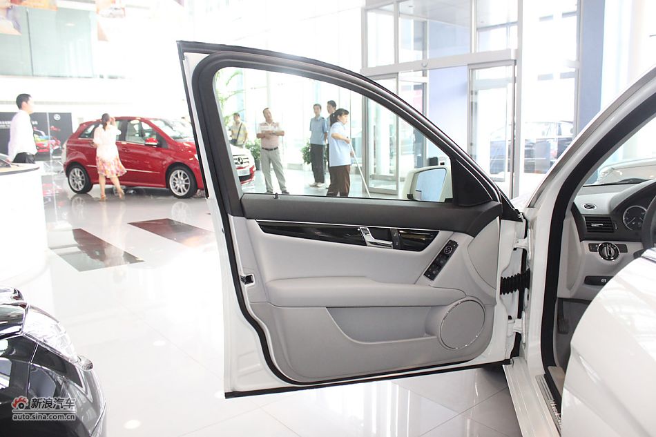 奔驰C180K经典型内饰