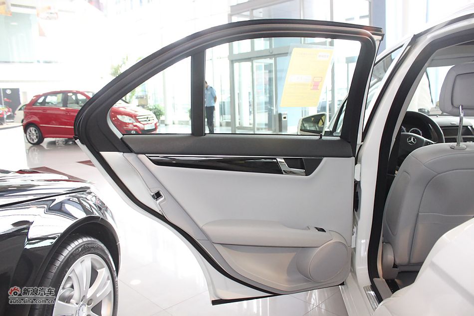 奔驰C180K经典型内饰