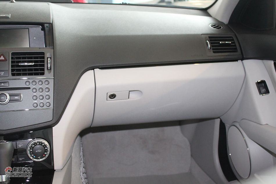 奔驰C180K经典型内饰