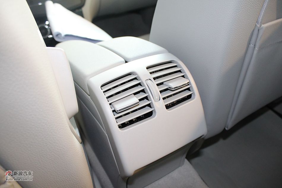 奔驰C180K经典型内饰