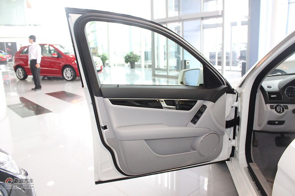 奔驰C180K经典型内饰