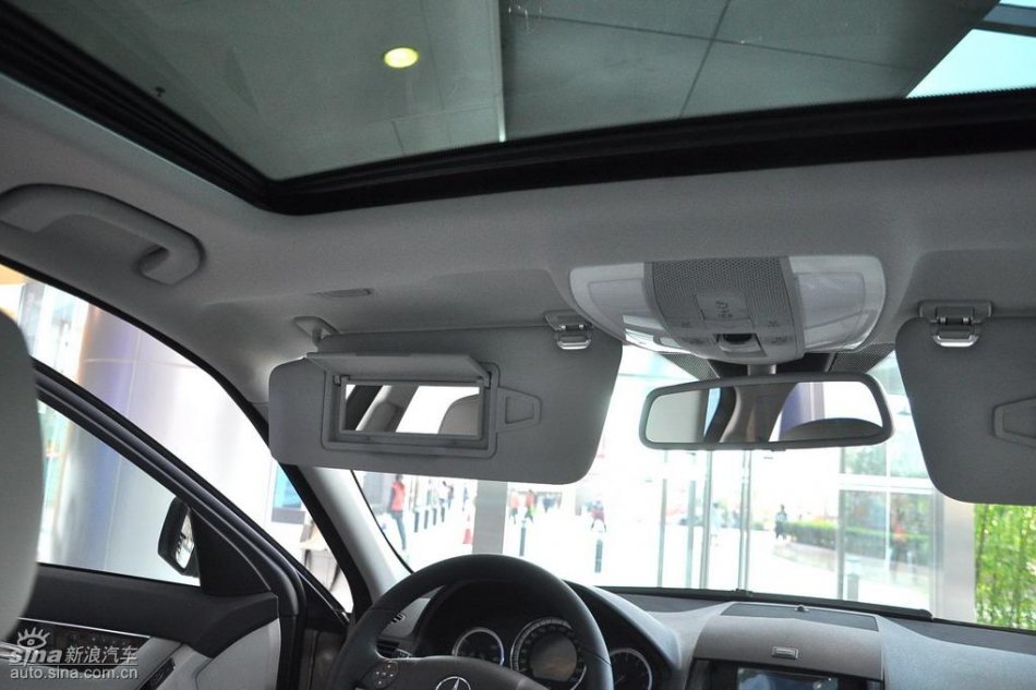 全新奔驰C级店内实拍图