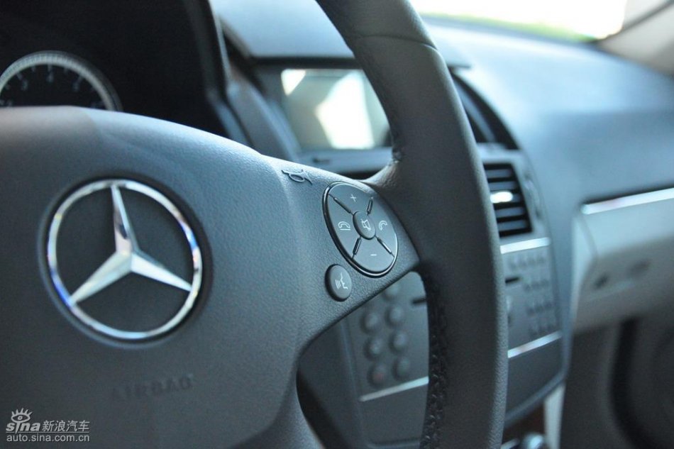 全新奔驰C级店内实拍图