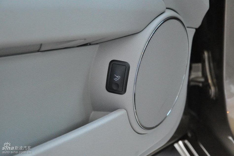 全新奔驰C级店内实拍图