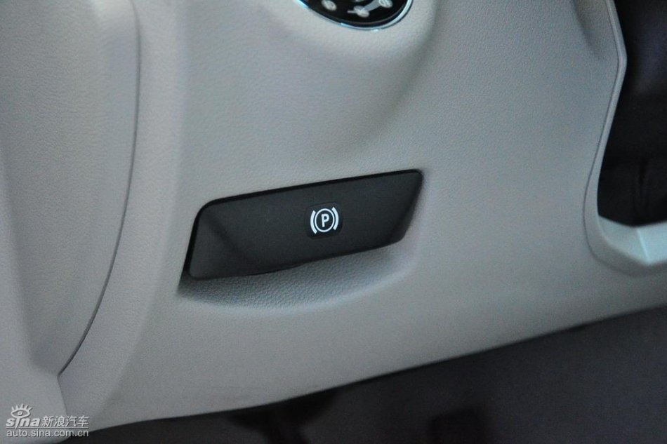 全新奔驰C级店内实拍图