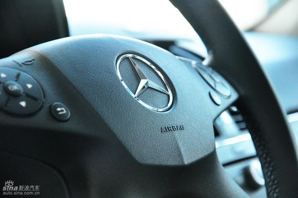 全新奔驰C级店内实拍图